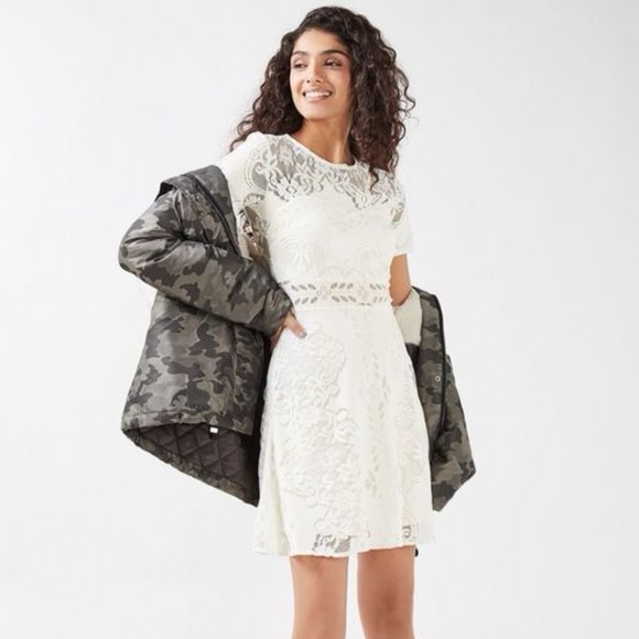 Topshop Dresses & Skirts - 😍HP😍 NWT Topshop Fluted Sleeve Lace Dress